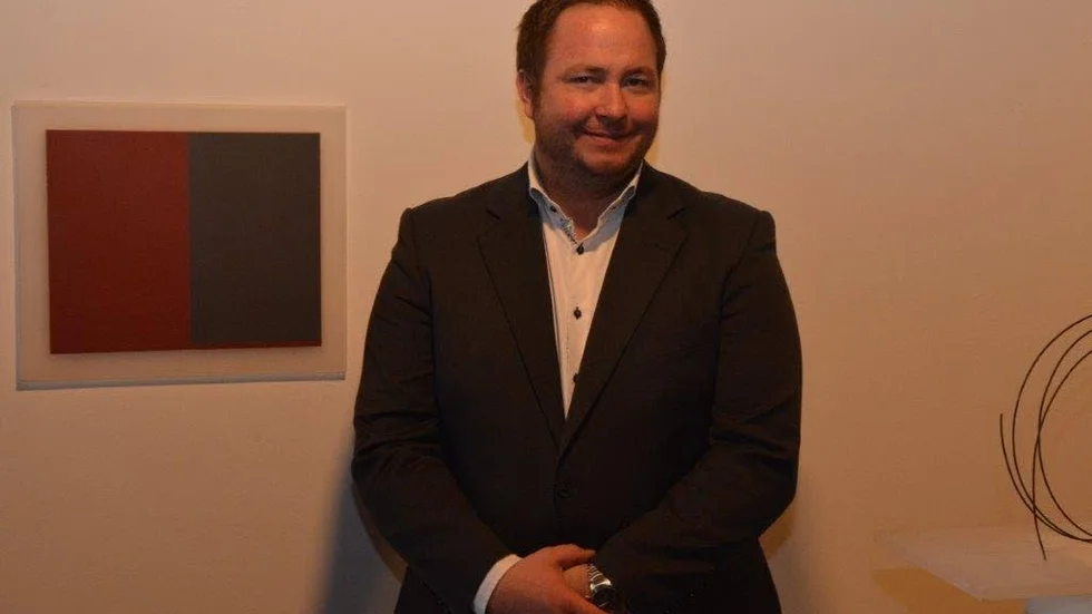 Nöjd gallerist. Joakim Sander bredvid Hans Gothlins "Målning".