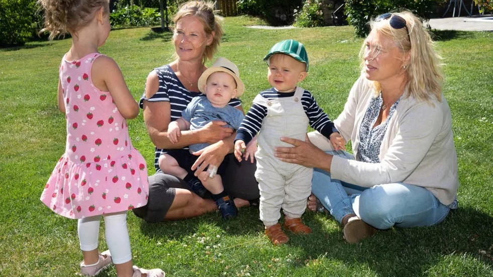 Elin, Joel och Malte får mycket tid med sina respektive mormödrar Marie och Annika som tycker att barmbarnsåren är livets bästa.