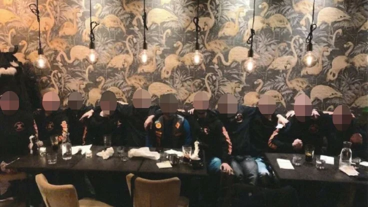 Tio medlemmar i X-team och en medlem i Bandidos samlade på en restaurang. Bilden har säkrats av polisen och återfinns i en förundersökning.