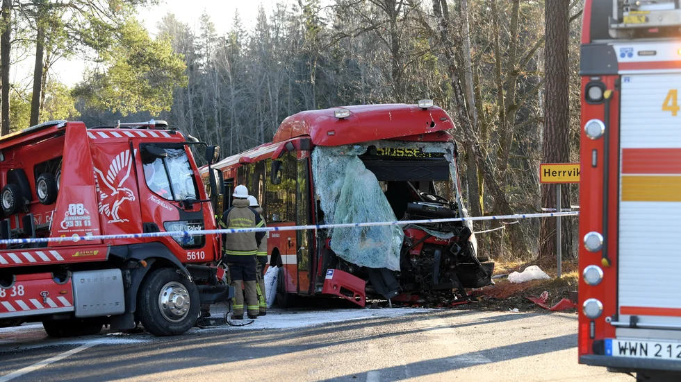 Bussolyckan inträffade på länsväg 222, Stavsnäsvägen, i Värmdö kommun. Bussföraren var en av dem som skadades allvarligt och han vårdas fortfarande på sjukhus. Arkivbild.
