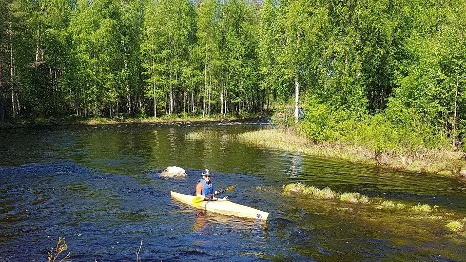Lars Karlander paddlade i en specialbyggd lätt kajak.