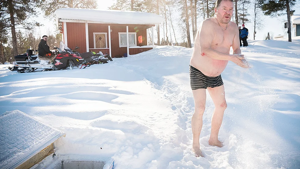 Innan Ingo går upp till bastun igen passar han på att smörja kroppen med lite snö.