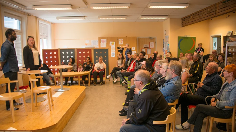 Uppslutningen var stor när representanter från Migrationsverket kom till Glommersträsk för att informera kring beslutet att säga upp samtliga lägenheter inom kommunen.