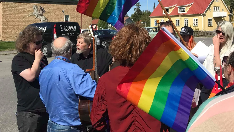 Några ville diskutera med RFSL om bibeln och homosexualitet. 