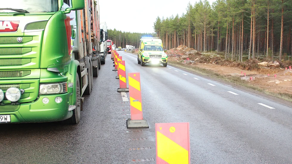 Inte bara trafikanter blev stillastående under den dryga timme som en stor sprängning genomfördes strax norr om Målilla. Även en ambulans på akut uppdrag kom mitt under arbetet och fick vänta på fri väg.