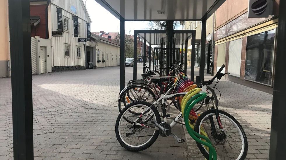 Arbetet med att utveckla Nyköping som cykelvänlig stad ska fortgå. Kollektivtrafiken ska utvecklas för mesta möjliga service för medborgarna. Förenkla för laddning av elbilar, skriver Anna af Sillén (M) med flera.