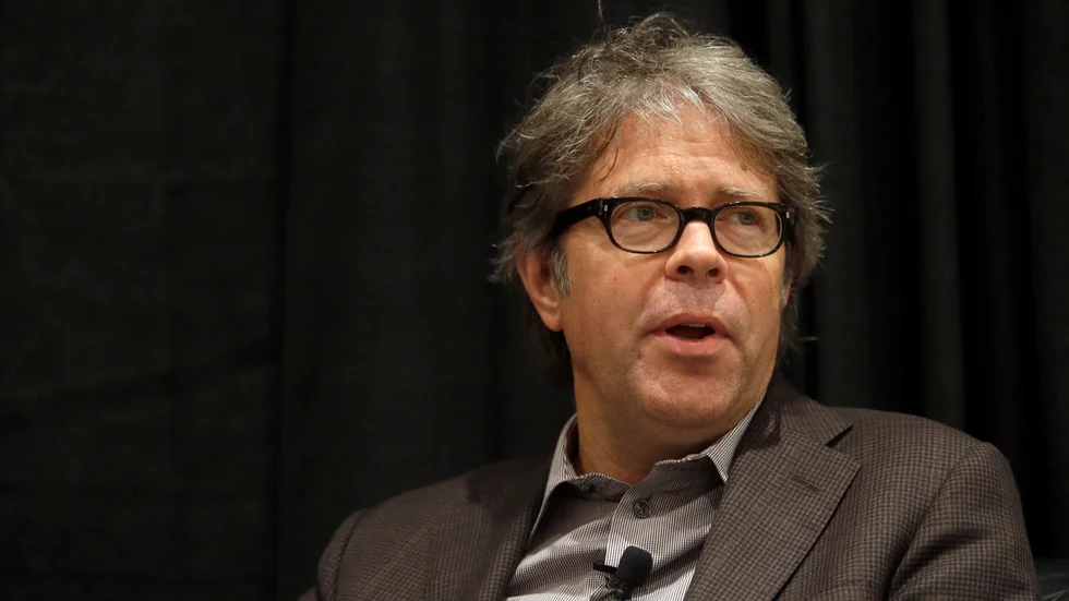 Jonathan Franzen är en amerikansk författare och essäist. "Vägskäl" är första delen i en planerad trilogi som ska följa tre generationer från 1900-talets början fram till i dag.