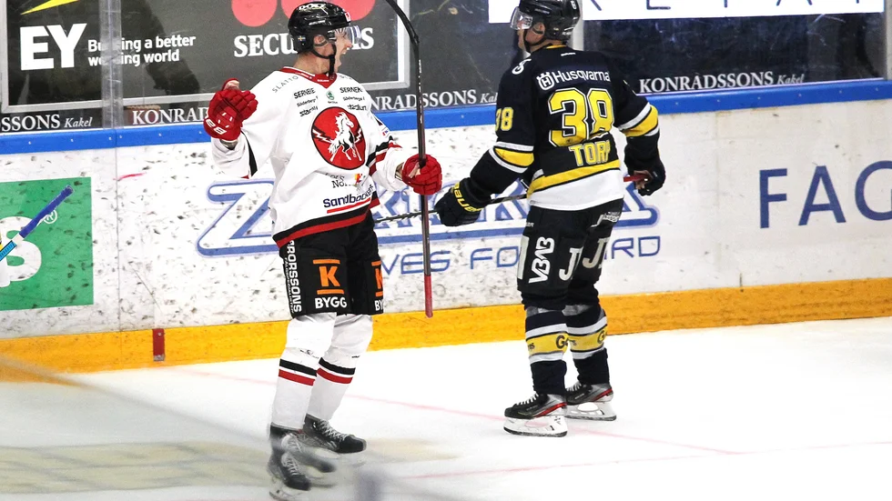 Fabian Ilestedt jublar efter ett av sina mål mot HV71.