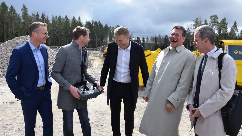 Avslappnat då Northvolt tog första spadtaget till Northvolt Labs i Västerås på fredagen, från vänster: närings- och innovationsminister Mikael Damberg, Erik Svedlund, Epiroc, Peter Carlsson, Northvolt, , Maroš Šefčovič, Eu-kommissionen och Andrew McDowell, Europeiska Investeringsbanken.