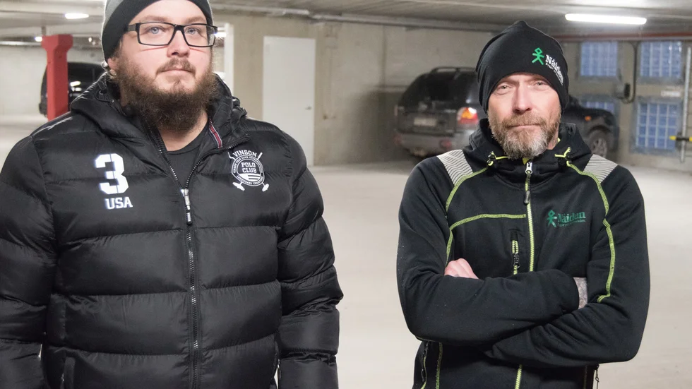 Christer Holmvall och Richard Johansson är missnöjda med att parkeringsgaraget som de har sina bilar i på Mjölkudden har stått öppet i flera veckor.