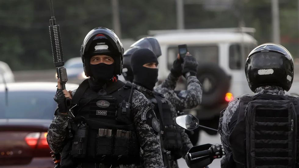 Militärpolis patrullerar i Rio de Janeiro på denna bild från oktober.