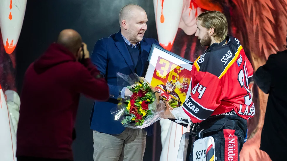 Joel Lassinantti hyllades inför matchen mot Växjö med anledning av sitt rekord och fick innan dess ett samtal från legendaren Jarmo Myllys.