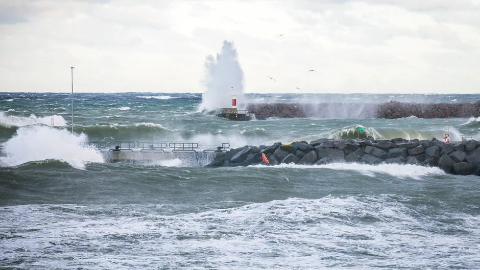 Storm och blåsigt väder i Visby hamn.