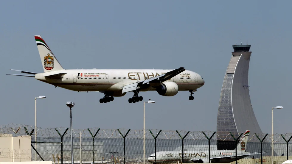 Ett plan på väg att landa på flygplatsen i Abu Dhabi. Arkivbild.