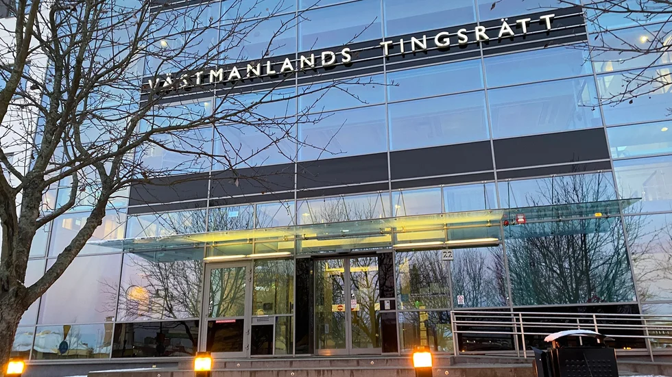 Enligt Västmanlands tingsrätt är 21-åringen på sannolika skäl misstänkt för flera sexualbrott mot barn.