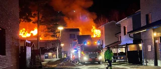 Kraftig brand i radhus: "Väldigt mycket resurser på plats"