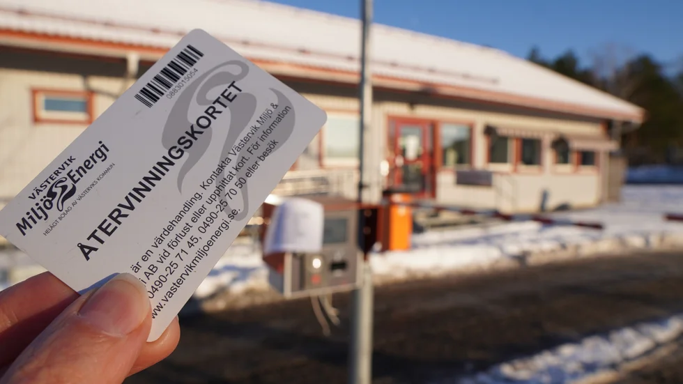 Återvinningskortet har tjänat ut i Västerviks kommun. I fortsättningen är det körkortet som visas upp när man vill in på återvinningscentralen.