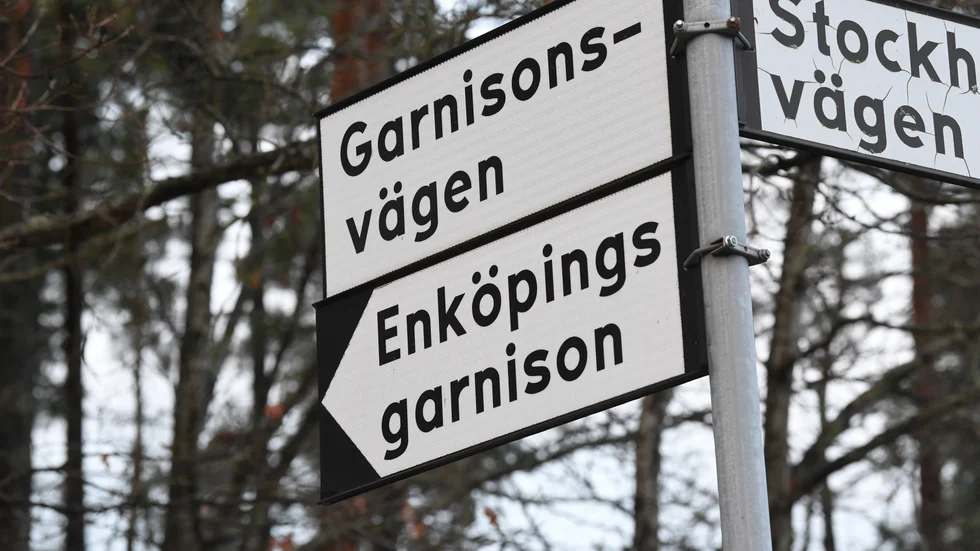 En ung man ådrog sig kroniska köldskador under sin tjänsgöring på Ledningsregementet i Enköping.