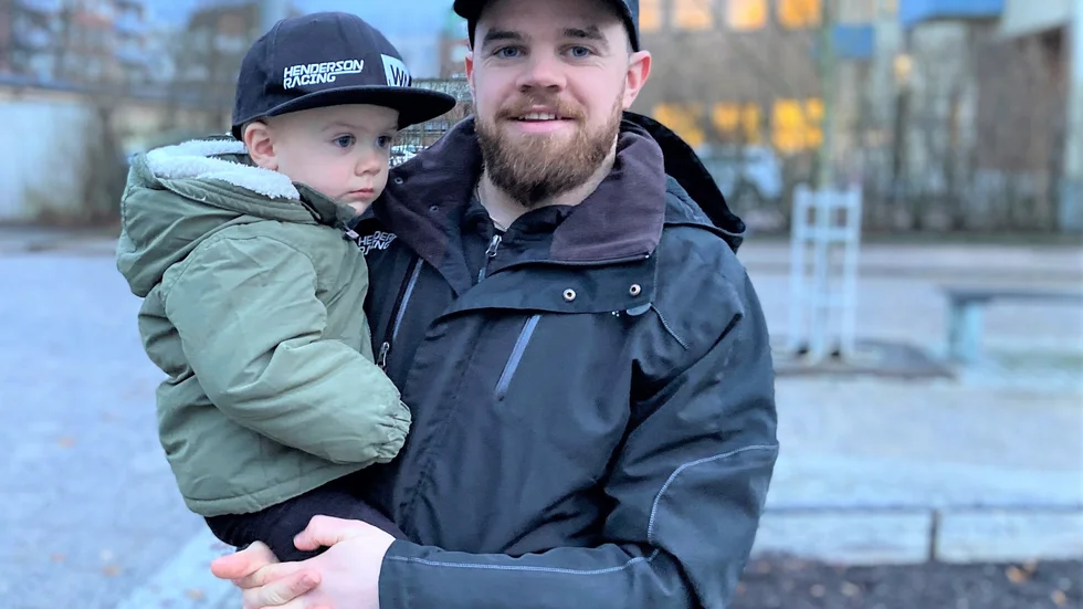 Daniel Henderson, här med sonen Charlie, gör isracingcomeback efter tre år när han åker lördagens EM-final i Polen.