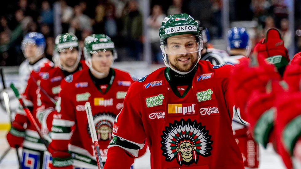 Mats Rosseli Olsen jublar efter att ha gjort 3–0 för Frölunda – lagets andra mål i numerärt underläge i storsegern mot Oskarshamn.