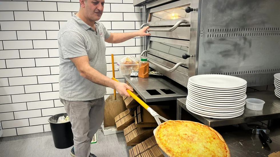 Aydin Cetin berättar att ungdomarna som ofta samlas utanför hans pizzeria, även är hans gäster. Ibland är det tufft för honom att ha ett större ungdomsgäng i lokalen, ofta skämtar han iväg dem med en under seriös underton. Idag fattar ungdomarna vinken att de har ätit färdigt, och det är dags att lämna. 
