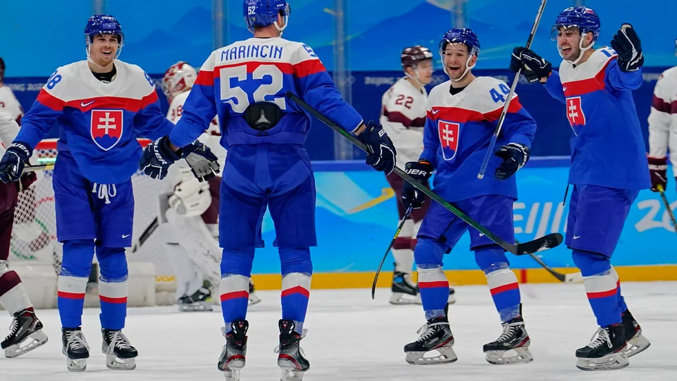 Slovakiens 5–2-seger mot Lettland säkrade tredje platsen i gruppen. Tre Kronor och Finland gör upp om gruppsegern senare på söndagen.