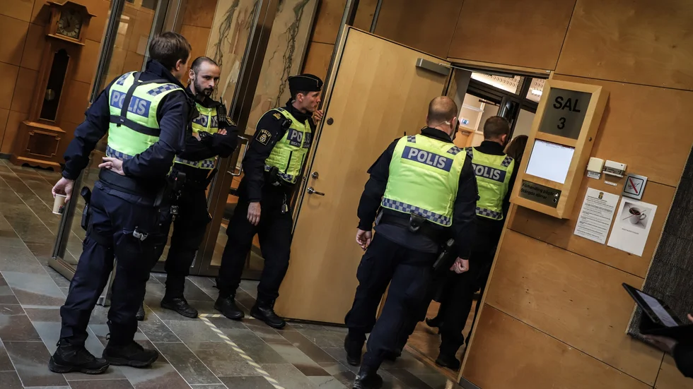 Rättegången vaktas av flera poliser både inne i lokalerna och utanför tingsrätten.