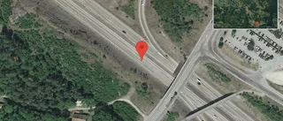 Två stillastående personbilar på E20 - helt stopp i ett körfält