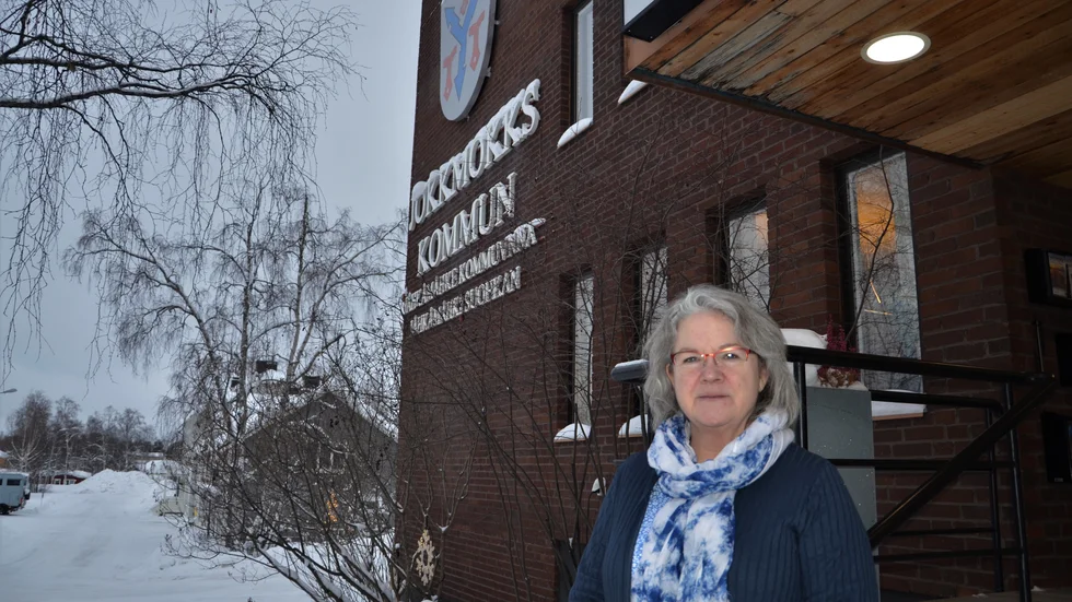Catharina Thuresdotter framför kommunhuset där hon arbetar som personalhandläggare.