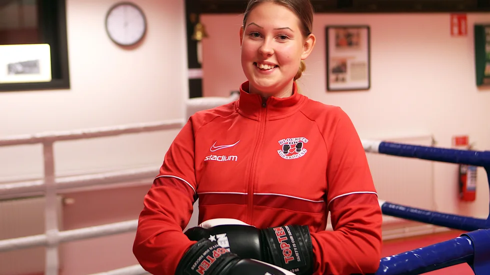 Tilda Pernu pendlar Ringarum–Valdemarsvik–Norrköping för att träna boxning.