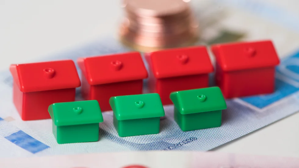 Bostadslån ska finansieras genom den vanliga marknaden, inte genom att Riksbanken använder dem som sedelpress. Det är dags att återvända till det normala.  