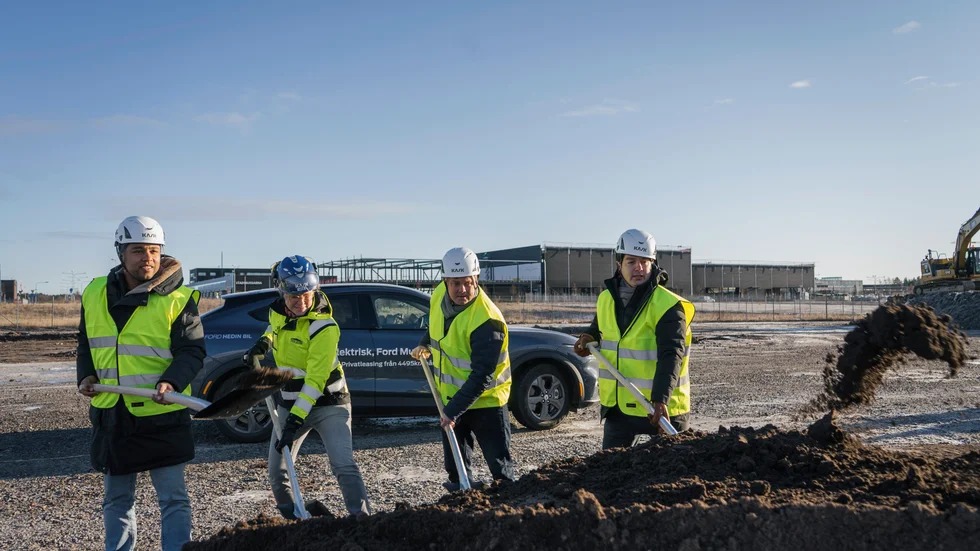 Samuel Beckstrand, vd för JSR, Ann-Marie Alm Anderberg, projektchef på Tuve Bygg, Magnus Söderman, platschef på Ford Hedin Bil i Uppsala och Elias Georgiadis, vd på Stenhus fastigheter tar det symboliska första spadtaget.