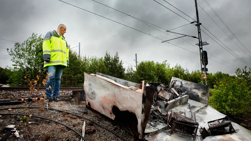 Vid det stora tågstoppet 2014 slets en kontaktledning ner och ledde strömmen till en kur med signalutrustning som brann upp.
Tomas Borg, sektionschef för underhållet, trafikverket här vid kuren som brann upp.