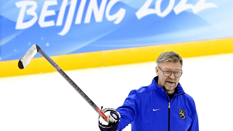 Finlands förbundskapten Jukka Jalonen har fått två avbräck inför hockeyturneringen i OS.