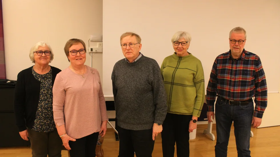 Bengt Andersson i mitten med klasskamrater från 1970-talet, från vänster Eva-Britt Gustavsson, Diio Warma, Margareta Andersson och Inge Karlsson.
