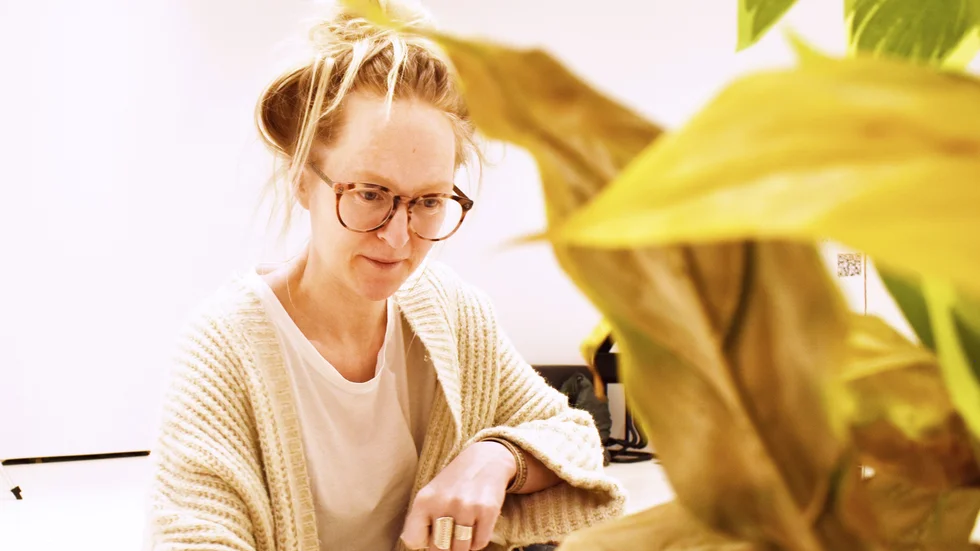 Maria Ragnestam är frilansande curator och verksamhetsledare för Konstfrämjandet i Norrbotten. Hon har arbetat med Museum Anna Nordlanders första utställning i Sara kulturhus, ”with Love.” Här syns installationen ”Fejka” av Sara Bjarland, som består av plastväxter. 