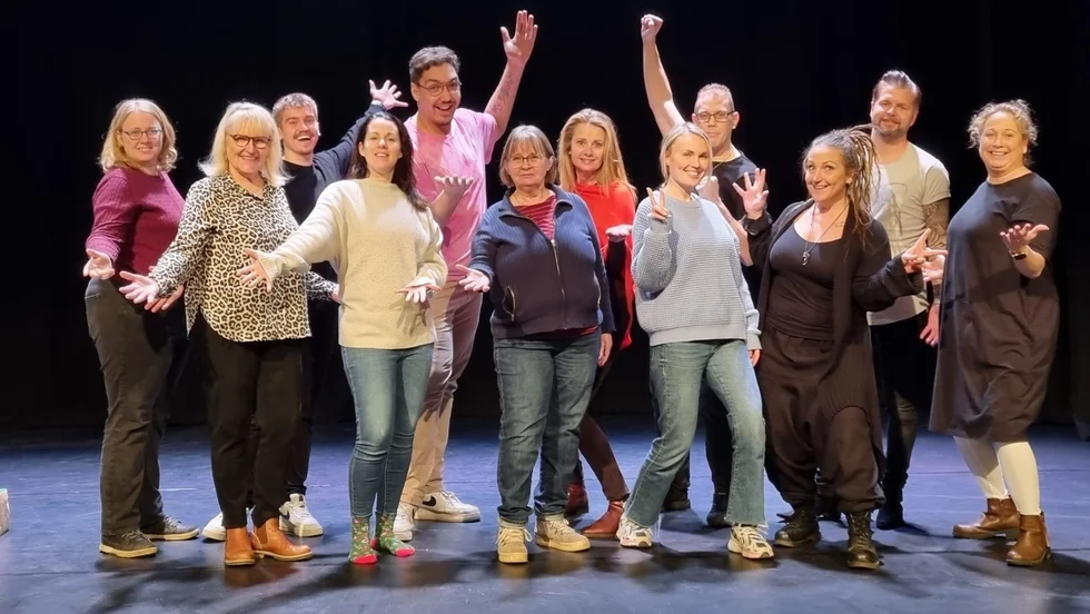 En kickoff har redan hållits inför 2023 års upplaga av Strängnäsrevyn. Ensemblen innehåller tre nyförvärv i form av Gabriel Hammarström (trea från vänster), Helena Lissmatz (röd tröja, i mitten) och Daniel Hellström (fyra från höger). Producenten Stina Lövegard (längst till höger) "förhandlar" med ytterligare ett spännande tillskott.