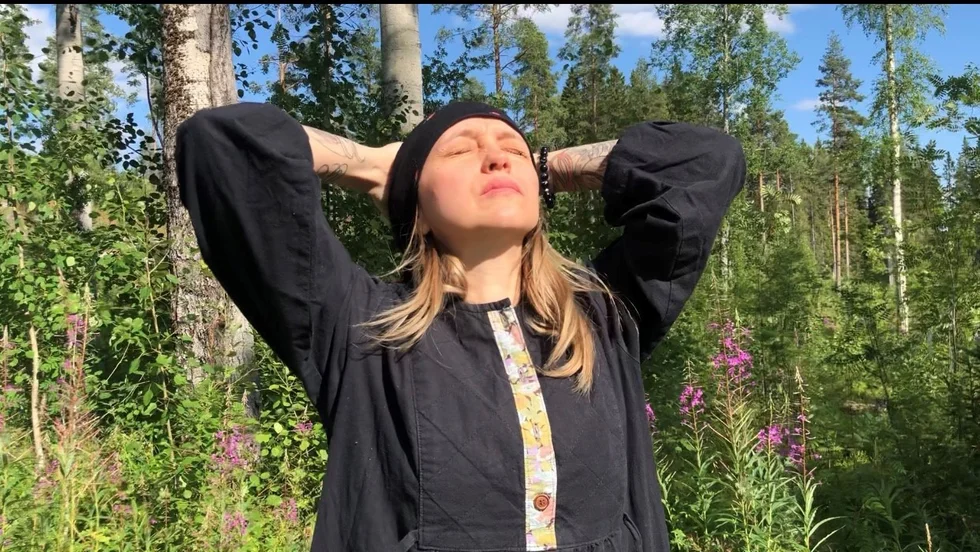 Eva-Katarina Stenberg plockar ofta örter i skogen. "I augusti och september bor jag nästan i skogen", säger hon.
