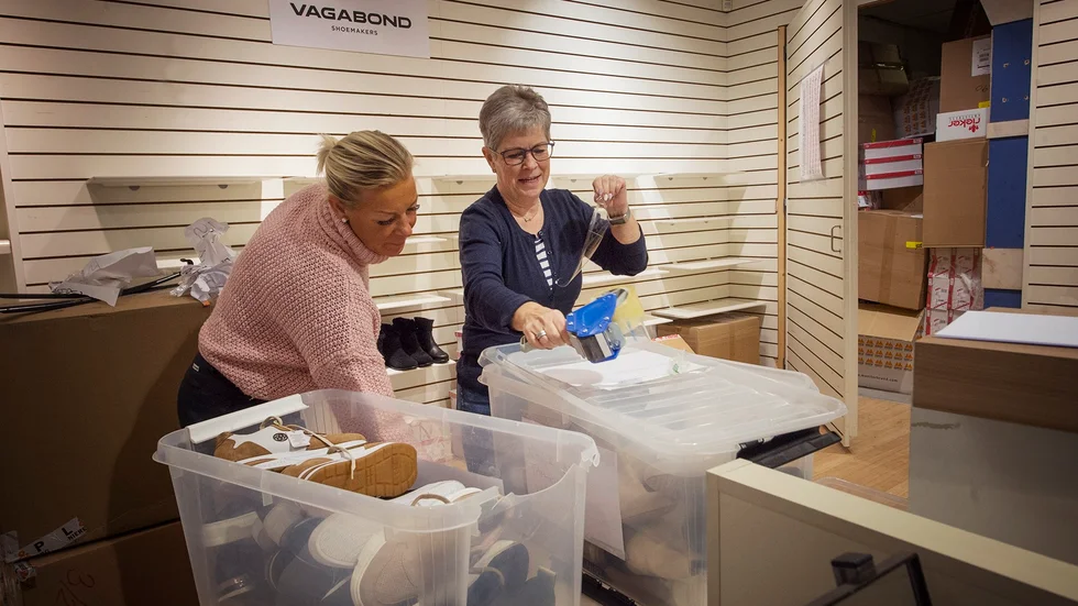 Jenny Broberg och Ann Johnsson plockar ihop allt i butiken för att förbereda för golvläggarna som ska börja jobba i början av nästa vecka.