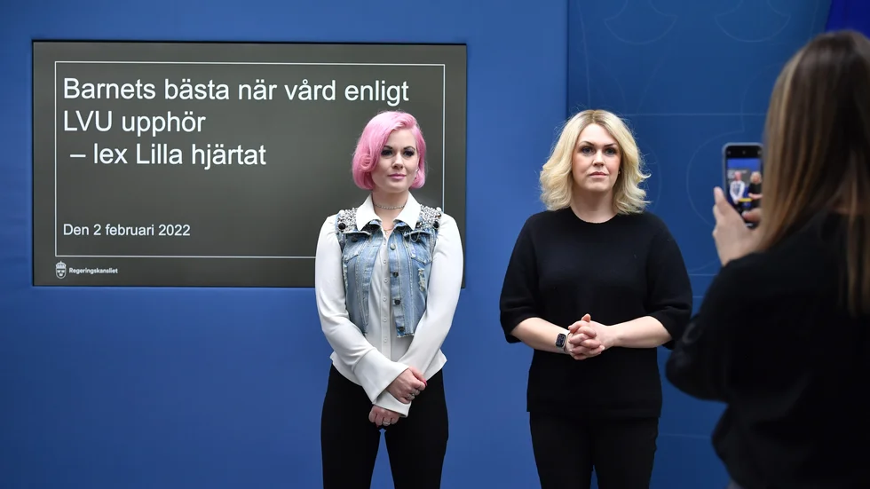 Melinda Jacobs, Lilla hjärtats fostermamma och socialminister Lena Hallengren (S) vid pressträffen i Rosenbad. 