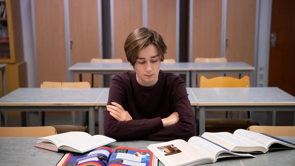 Att läsa text på papper eller med fördel i läroböcker ökar läsförståelse och studieresultat. 