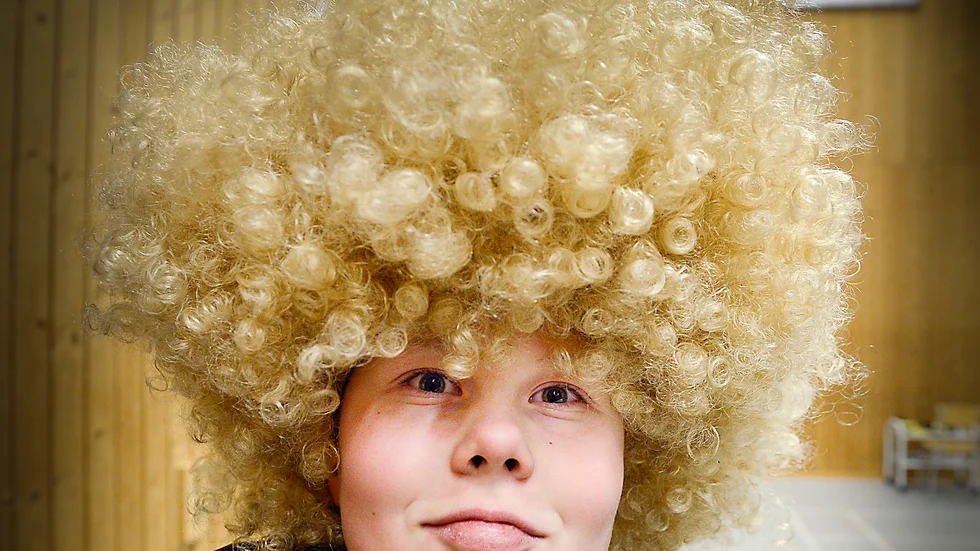 Peruk. Lukas Larsgård har inte sitt riktiga hår på bilden.
