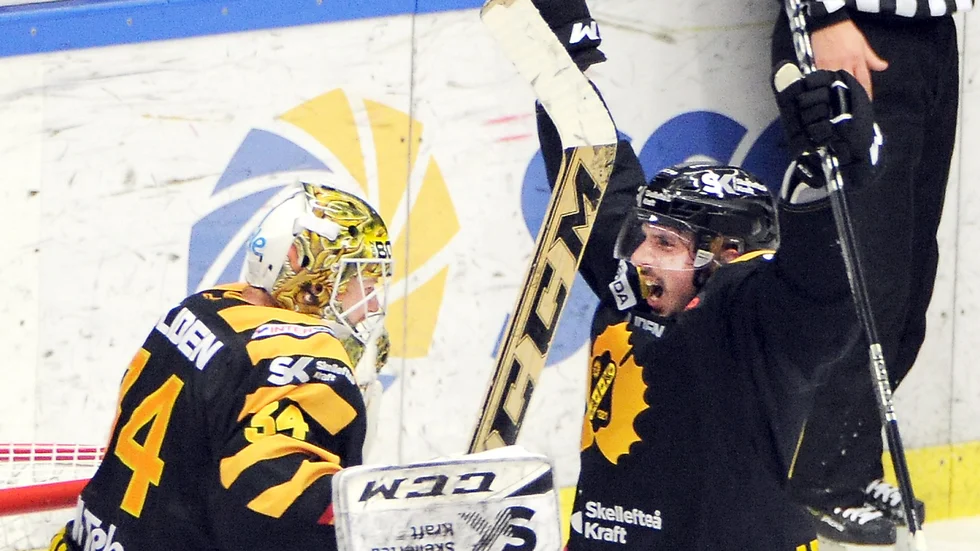 Matchvinnare. Erik Hanses (t v) jublar med Fredrik LIndgren efter slutsignalen.