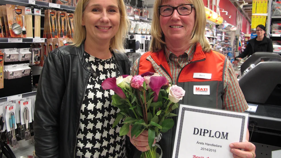 Bäst. Läraren Anette Carlsson överlämnade diplomet till en stolt Berit Åström, ICA Maxi.