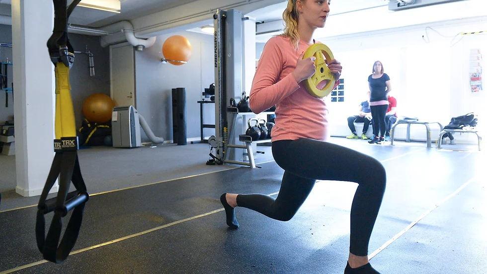 Utfall. Vanessa Hedström visar hur ett riktigt utfallssteg ska göras. Foto: Jeanette Lövgren.