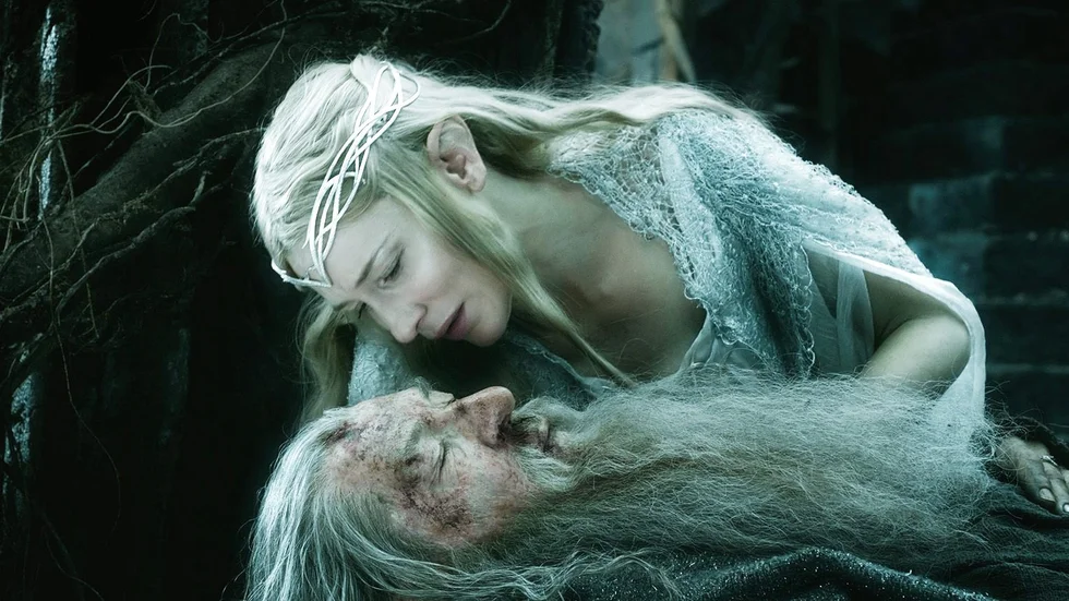 Trollkarlen Gandalf (Ian McKellen) och alvdrottningen Galadriel (Cate Blanchett) möts på nytt i den sista "Hobbit"-filmen. Foto: SF