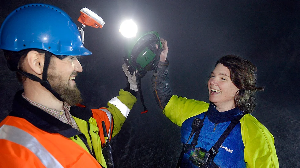 Japp! Simon Stenberg, arbetsmiljöchef i Björkdalsgruvan och Malin Linder, skyddsombud och en av de fyra som ”räddats” är nöjda vid insatsens slut. ”Det har gett oss mycket kunskap som vi kan gå vidare med och utveckla”, säger Malin Linder. Foto: Ulf Johansson.