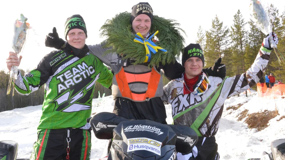 Bronsmedaljören Filip Eriksson, Storuman, och silvermedaljören Petter Nårsa, Moskosel flankerar segraren Emil Öhman, Älvsbyn. Foto: .