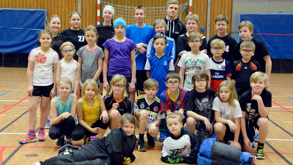 Hela gänget. Jesper Romberg i mitten i bakre ledet tillsammans med innebandylägrets deltagare och hjälpledare.