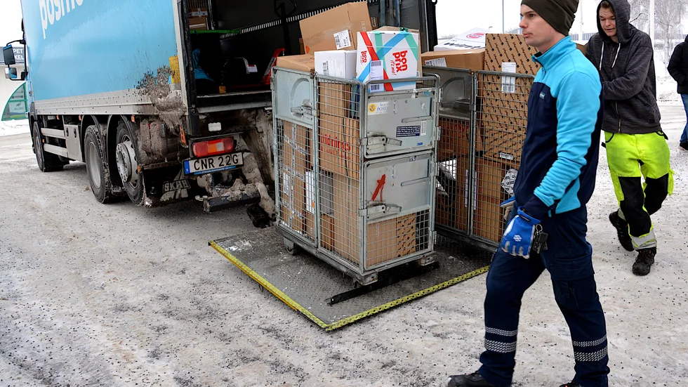Postnord har bråda tider, med först "Black week", sedan julhandel och sedan mellandagsrea. Parallellt tvingas de jaga bedragare som missbrukar bolagets namn.